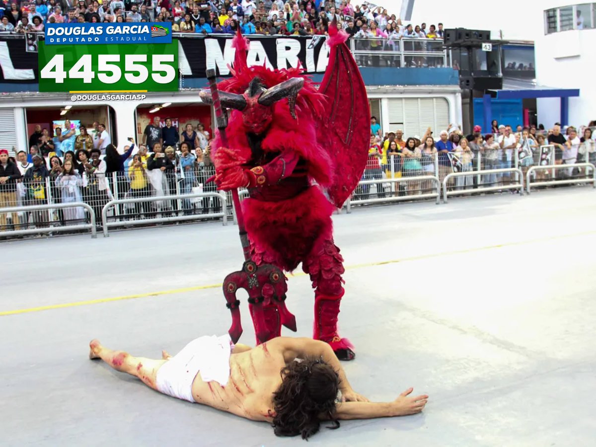 DouglasGarcia's tweet photo. A mesma esquerda que finge estar preocupada com Nossa Senhora Aparecida:

• No Carnaval de 2019 levou à avenida Satanás triunfando sobre Jesus
• Em 2020 transformou Cristo em alegoria política
• Na Marcha das Vadias usou e quebrou a imagem da própria Aparecida. 

Agora virou devoção… até o dia 4 de outubro.