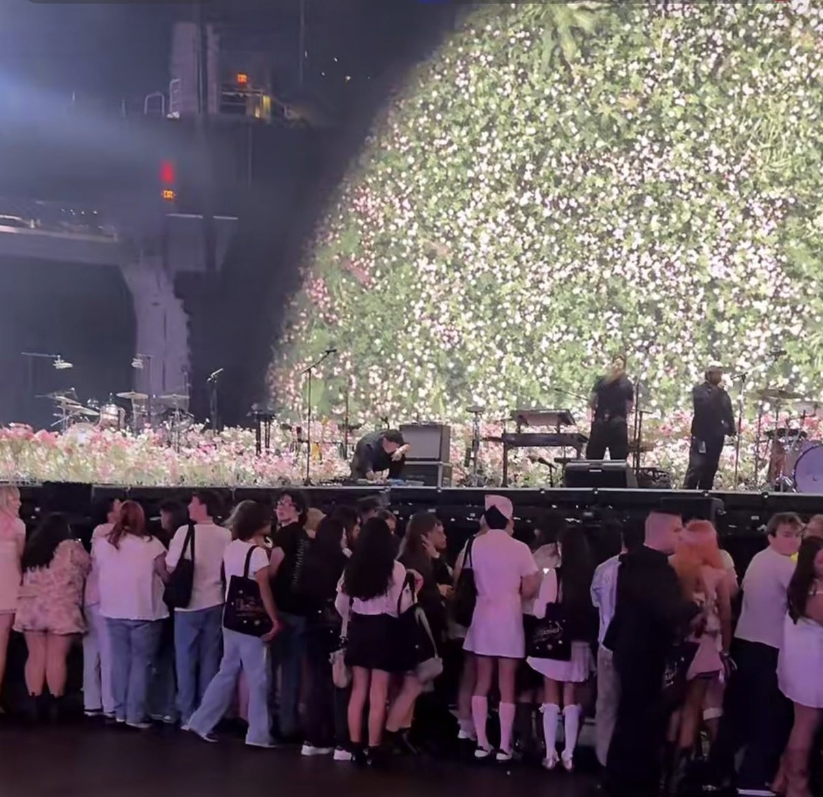 taaanniaaa_'s tweet photo. Small peek of the #theunraveledtour OMG OLIVIA 😭 https://t.co/AhUgAFrExj