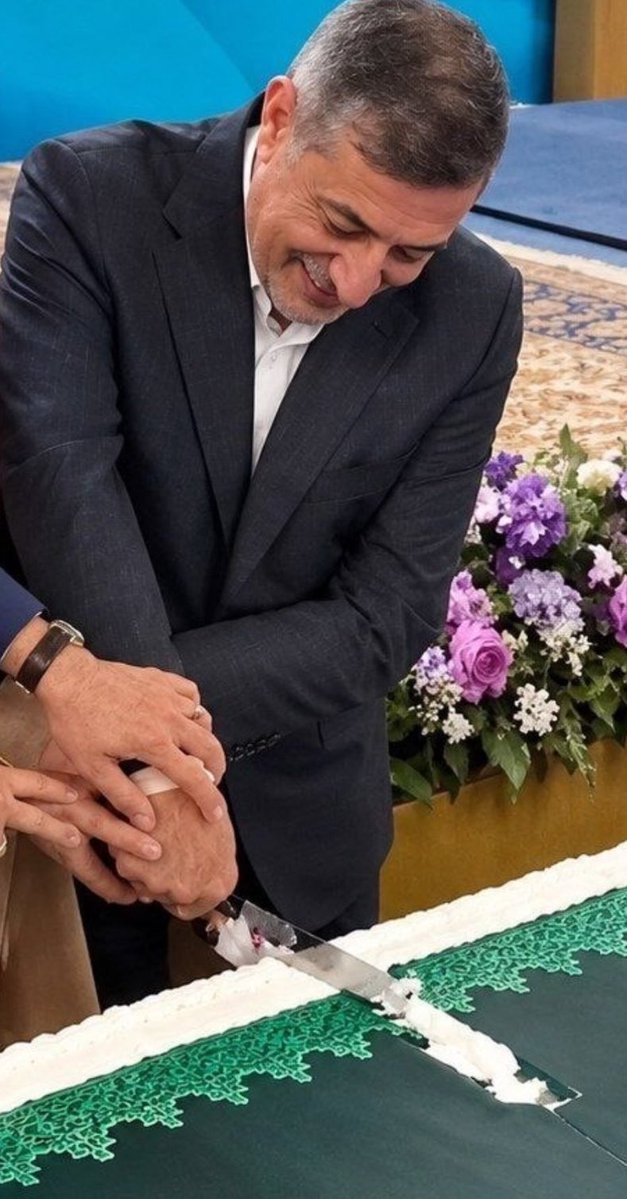 lilyFoz's tweet photo. یک جوری #قائم_پناه با ذوق کیک را داره میبره ، انگار کیک عروسی ننه شه ! 
#بیغیرت https://t.co/hqzxLB45AE