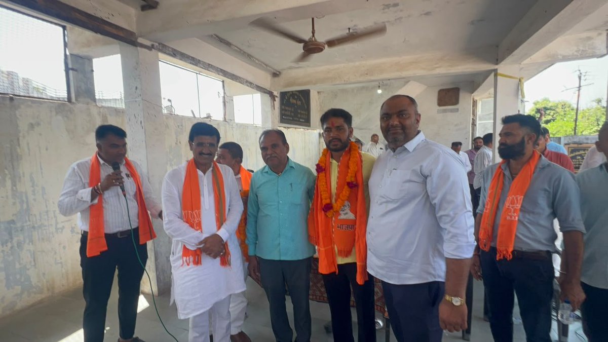 sardarchaudhri's tweet photo. ખેરાલુ નગરપાલિકા વોર્ડ નં. ૧ની પેટા ચૂંટણી અંતર્ગત ભારતીય જનતા પાર્ટીના ઉમેદવાર શ્રી શુભમભાઈ પટેલે ભાજપના હોદ્દેદારો, કાર્યકર્તાઓ તથા શુભેચ્છકોની ઉપસ્થિતિમાં નામાંકન પત્ર ભર્યું.

આ પ્રસંગે શ્રી શુભમભાઈ પટેલને હાર્દિક શુભેચ્છાઓ પાઠવી અને આગામી ચૂંટણી માટે સફળતાની શુભકામનાઓ પાઠવી. https://t.co/1cZwulRpau