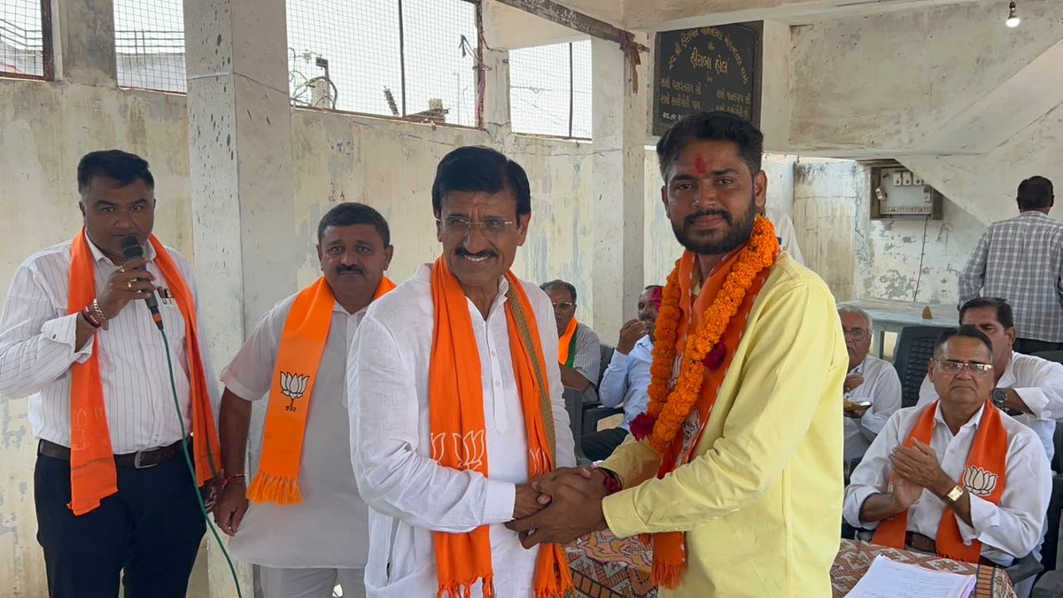 sardarchaudhri's tweet photo. ખેરાલુ નગરપાલિકા વોર્ડ નં. ૧ની પેટા ચૂંટણી અંતર્ગત ભારતીય જનતા પાર્ટીના ઉમેદવાર શ્રી શુભમભાઈ પટેલે ભાજપના હોદ્દેદારો, કાર્યકર્તાઓ તથા શુભેચ્છકોની ઉપસ્થિતિમાં નામાંકન પત્ર ભર્યું.

આ પ્રસંગે શ્રી શુભમભાઈ પટેલને હાર્દિક શુભેચ્છાઓ પાઠવી અને આગામી ચૂંટણી માટે સફળતાની શુભકામનાઓ પાઠવી. https://t.co/1cZwulRpau