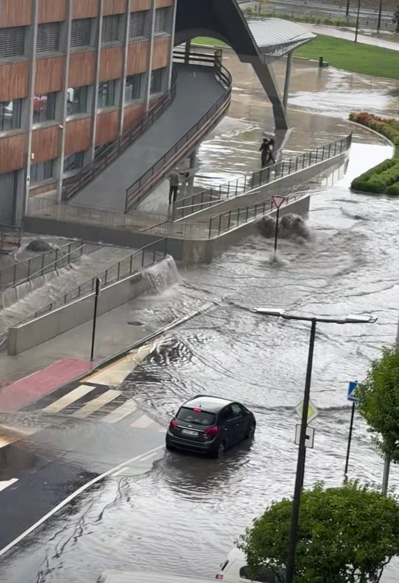 jalvarezareces's tweet photo. Después de 26 millones de euros de inversión, de joder una pista de 400.000 € y gastar otros 50.000 € en alquilar una nueva, descubren que el agua baja.
Y esta es la solución. 🙄
#LaIngeniería .
#LosGestores
#TúLoPagas https://t.co/t1UnyIhaXF
