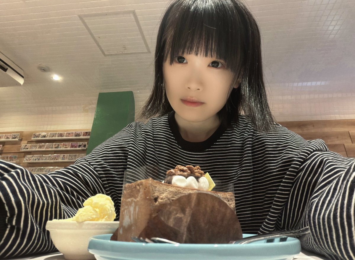 i_10__25_'s tweet photo. フードにドリンクありがとう
ツーショットも撮れたのうれc

落書きもっと上手くなりたいよー（ ;  ; ）

ケーキとても��味しかった🍰 https://t.co/cqXXT7hFpP