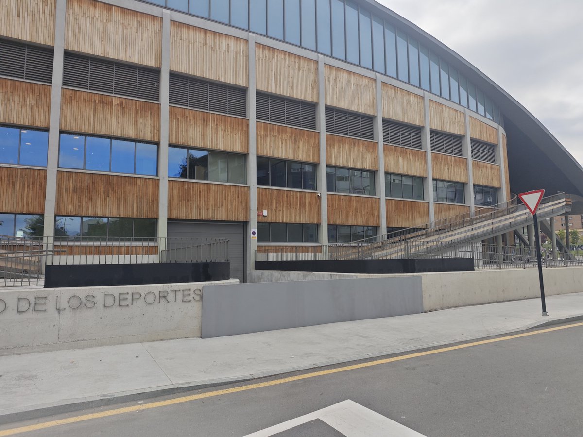 jalvarezareces's tweet photo. Después de 26 millones de euros de inversión, de joder una pista de 400.000 € y gastar otros 50.000 € en alquilar una nueva, descubren que el agua baja.
Y esta es la solución. 🙄
#LaIngeniería .
#LosGestores
#TúLoPagas https://t.co/t1UnyIhaXF