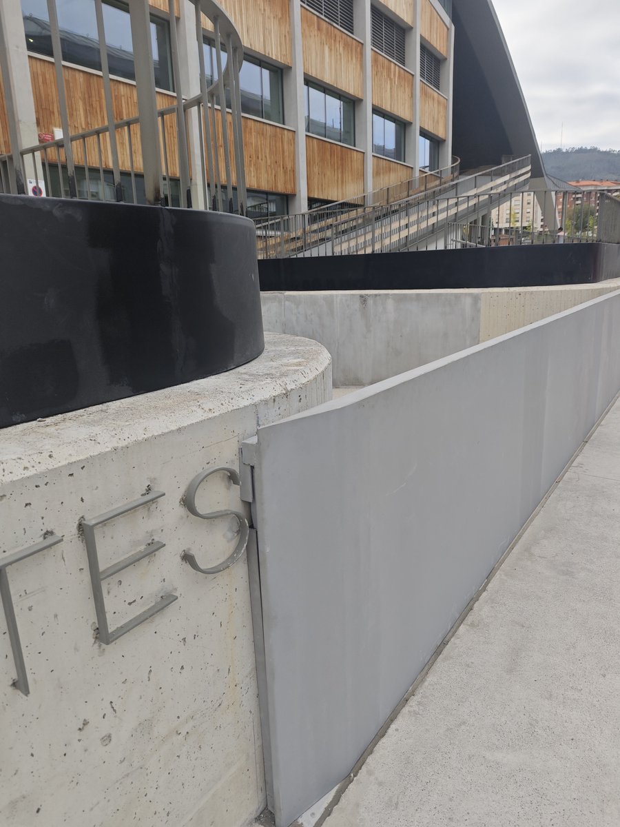 jalvarezareces's tweet photo. Después de 26 millones de euros de inversión, de joder una pista de 400.000 € y gastar otros 50.000 € en alquilar una nueva, descubren que el agua baja.
Y esta es la solución. 🙄
#LaIngeniería .
#LosGestores
#TúLoPagas https://t.co/t1UnyIhaXF