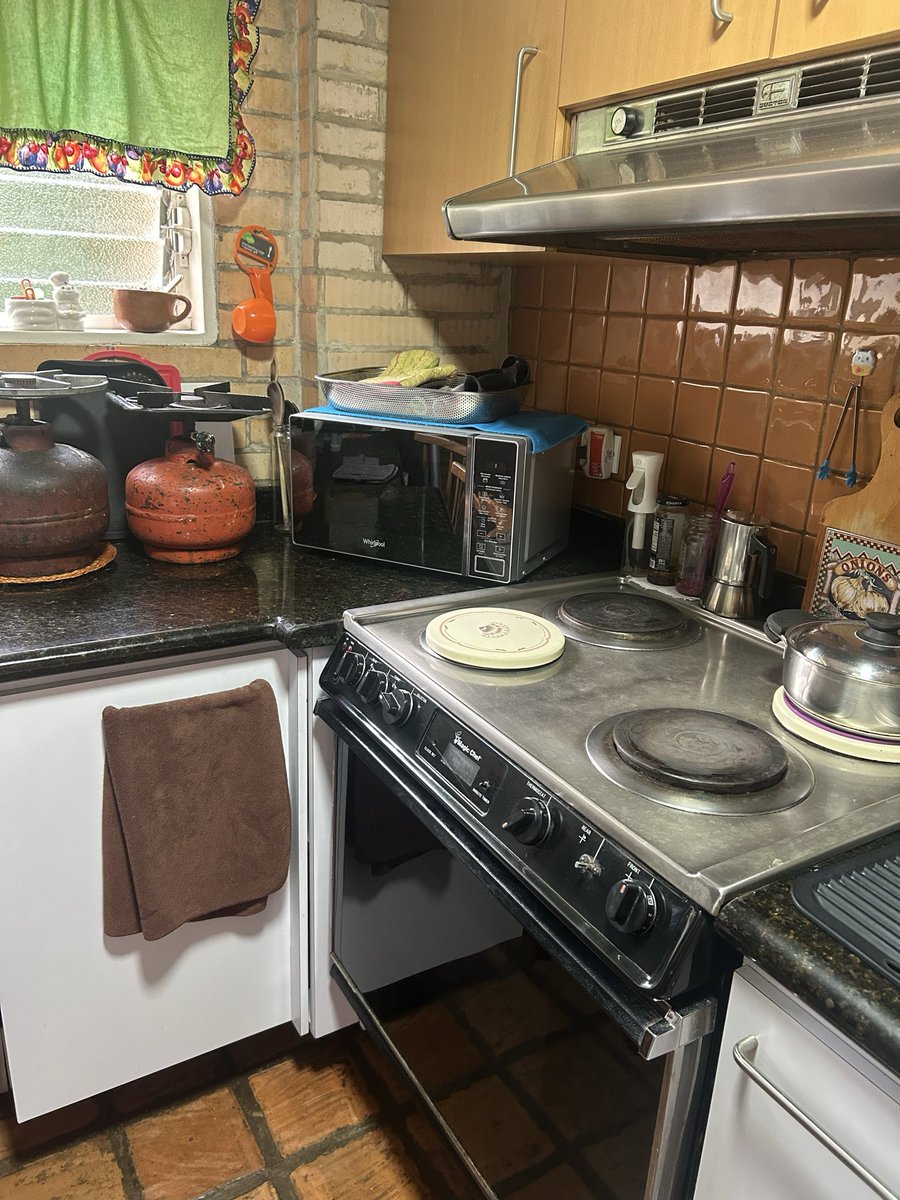 TheKitchenCode1's tweet photo. Basic Kitchen Codes ✅ Keep essentials visible. ✅ Give everything a home. ✅ Store by frequency of use. https://t.co/PHC2djv1wt