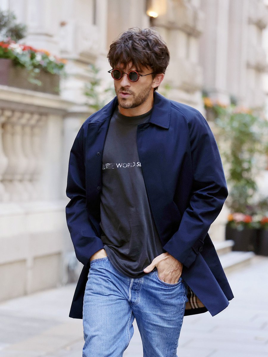 jbaileydaily's tweet photo. ✨NEW✨ Gorgeous candid shots of Jonny in London after the Burberry SS27 show 😍

📸: posted with permission https://t.co/DSfSC9yCZ9