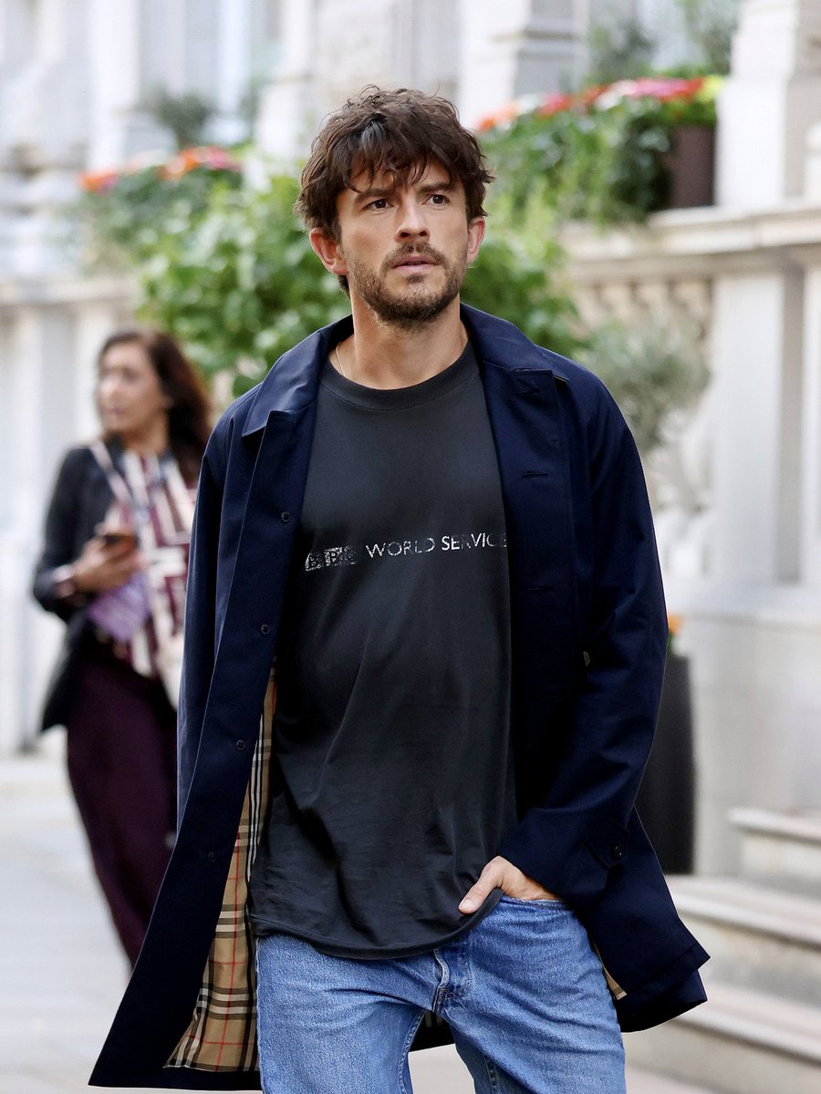 jbaileydaily's tweet photo. ✨NEW✨ Gorgeous candid shots of Jonny in London after the Burberry SS27 show 😍

📸: posted with permission https://t.co/DSfSC9yCZ9