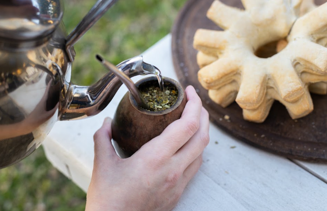 animalgourmet's tweet photo. 🤩Descubre qué es el mate, su fascinante historia, sus beneficios para la salud y la guía paso a paso para prepararlo y curar la bombilla como un experto.🧉🌿

https://t.co/2oBVz4RXF0

#Mate #Bebidas #Yerba #Animalgourmet https://t.co/JSZbBmhBw3