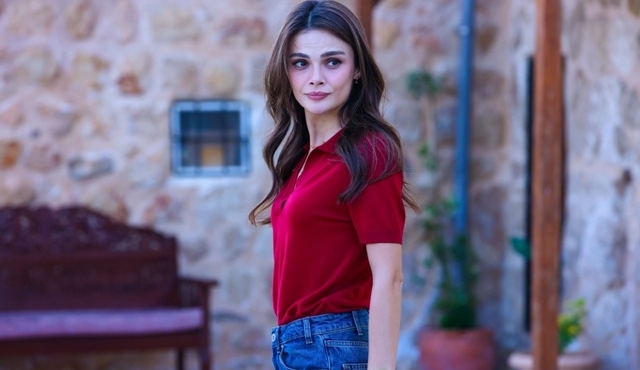 raninitv's tweet photo. BU AKŞAM | Alya’nın Nare ile olan iş birliği onu tahmin edemediği bir sona sürüklüyor! https://t.co/KxiQe2tL7o #UzakŞehir yeni bölümüyle @KanalD'de ekrana gelecek! #RaniniTv https://t.co/1ARwEaDnB7