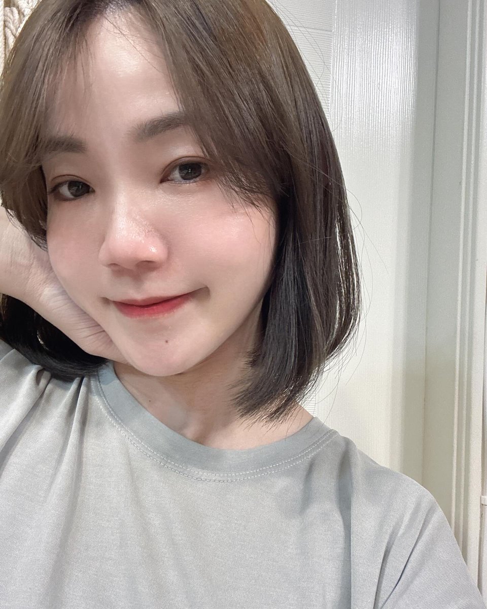 YasminRuf's tweet photo. 最近勤敷臉，底妝確實更服貼了。也默默整理了髮色，很喜歡最近的樣子。 https://t.co/4jR4kO1oc3