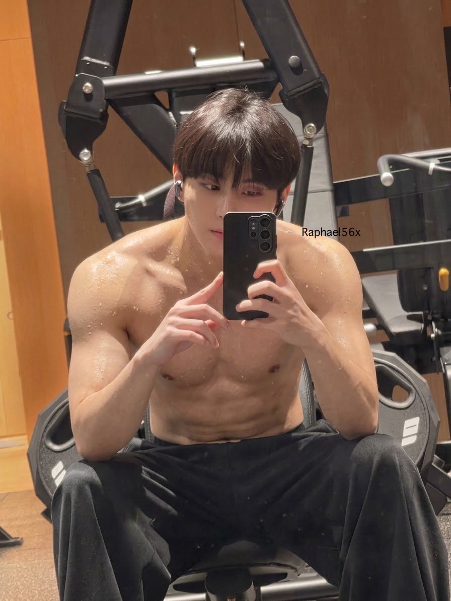 skzlure's tweet photo. Body check after gym 💪

Anw, hi pretty? https://t.co/3opNJtEFKj