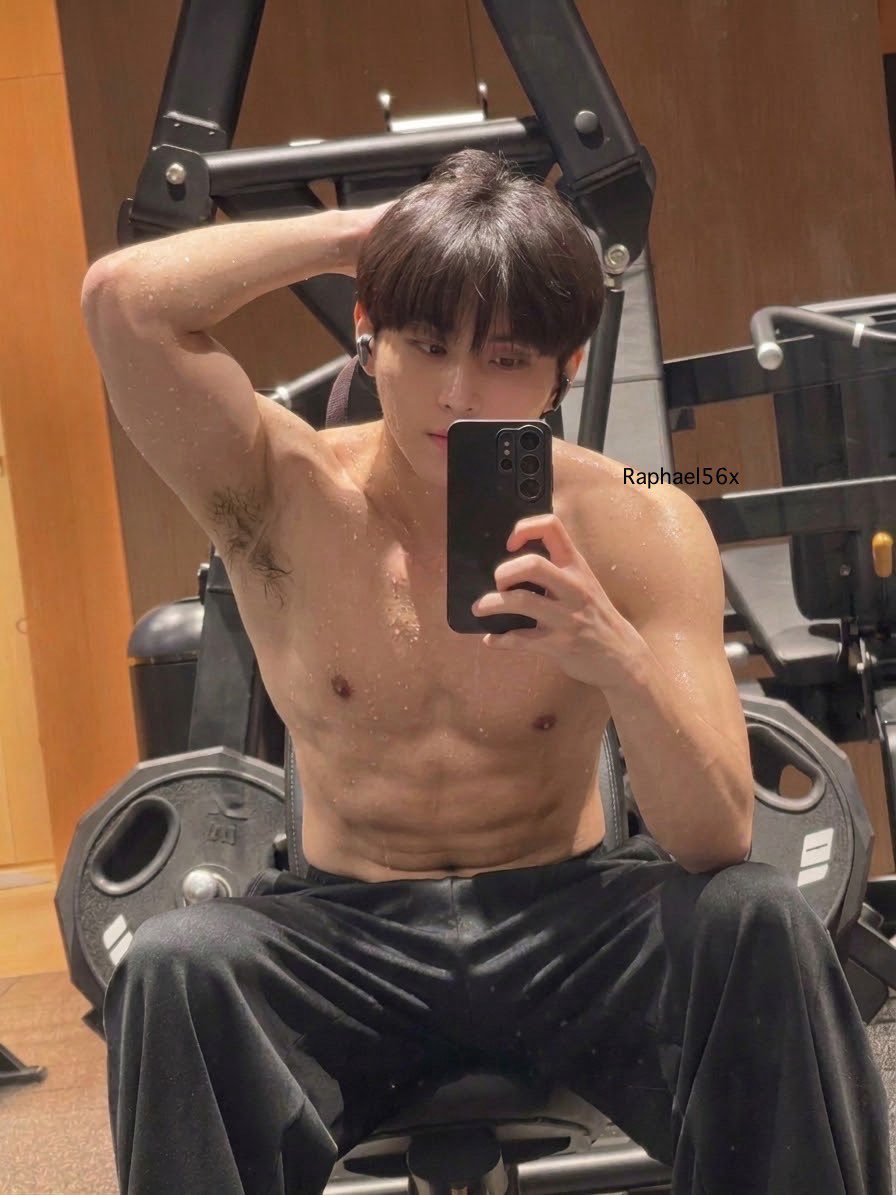 skzlure's tweet photo. Body check after gym 💪

Anw, hi pretty? https://t.co/3opNJtEFKj