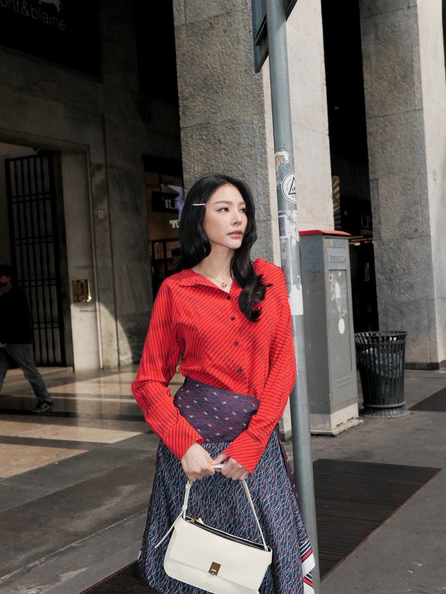 eleva_official's tweet photo. แดงนี้เอาอยู่! ‘ฝ้าย-พีรญา’ ปรากฏตัวในลุคจาก FERRAGAMO กลางมิลาน โดดเด่นด้วยเสื้อสีแดง���ดจับคู่กระเป๋าสีขาว สร้างคอนทราสต์ที่ลงตัว ก่อนเตรียมร่วมชม FERRAGAMO Spring/Summer 2027 Women’s Fashion Show วันที่ 26 ก.ย.นี้ เวลา 16.30 น. ตามเวลาปร��เทศไทย 

#ÉLEVA
#FerragamoXFaye 
#MilanFashionWeek 
#FayePeraya @Ferragamo 
#FerragamoSS27 #Ferragamo