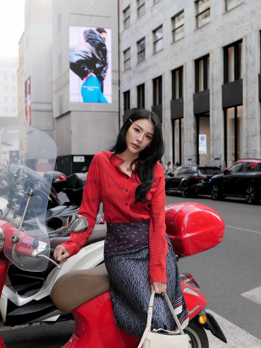 eleva_official's tweet photo. แดงนี้เอาอยู่! ‘ฝ้าย-พีรญา’ ปรากฏตัวในลุคจาก FERRAGAMO กลางมิลาน โดดเด่นด้วยเสื้อสีแดง���ดจับคู่กระเป๋าสีขาว สร้างคอนทราสต์ที่ลงตัว ก่อนเตรียมร่วมชม FERRAGAMO Spring/Summer 2027 Women’s Fashion Show วันที่ 26 ก.ย.นี้ เวลา 16.30 น. ตามเวลาปร��เทศไทย 

#ÉLEVA
#FerragamoXFaye 
#MilanFashionWeek 
#FayePeraya @Ferragamo 
#FerragamoSS27 #Ferragamo