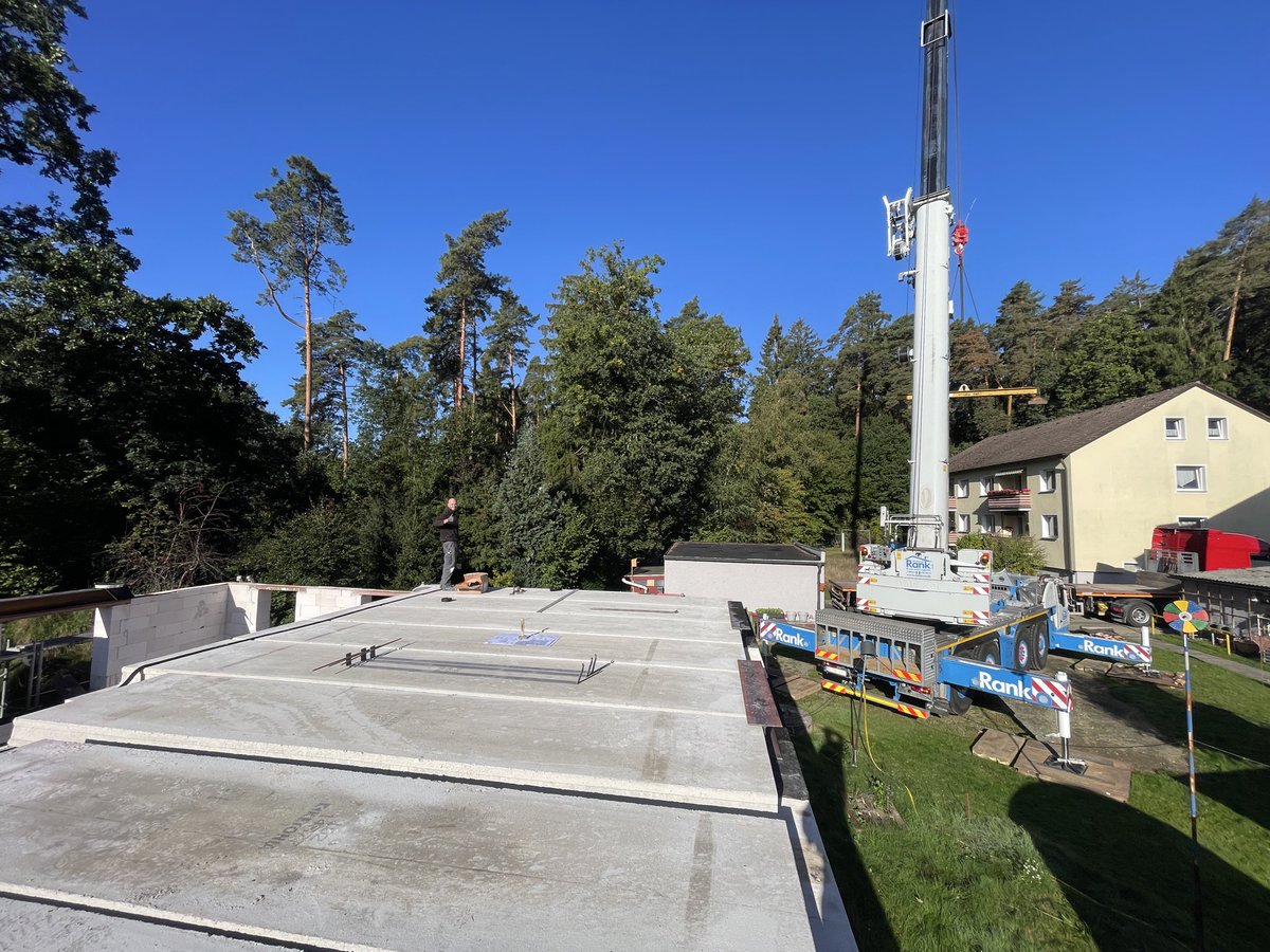 gregorbau1's tweet photo. Wir verlegen eine Spannbetondecke auf ein MFH in Weiden. Unsere Partner hier: Ketonia GmbH Spannbeton-Fertigteilwerk https://t.co/C4HQm7hfs2 und Richard Rank Kran &amp; Logistik GmbH https://t.co/3ZSBxHKGl5 https://t.co/a2cRRde4nk