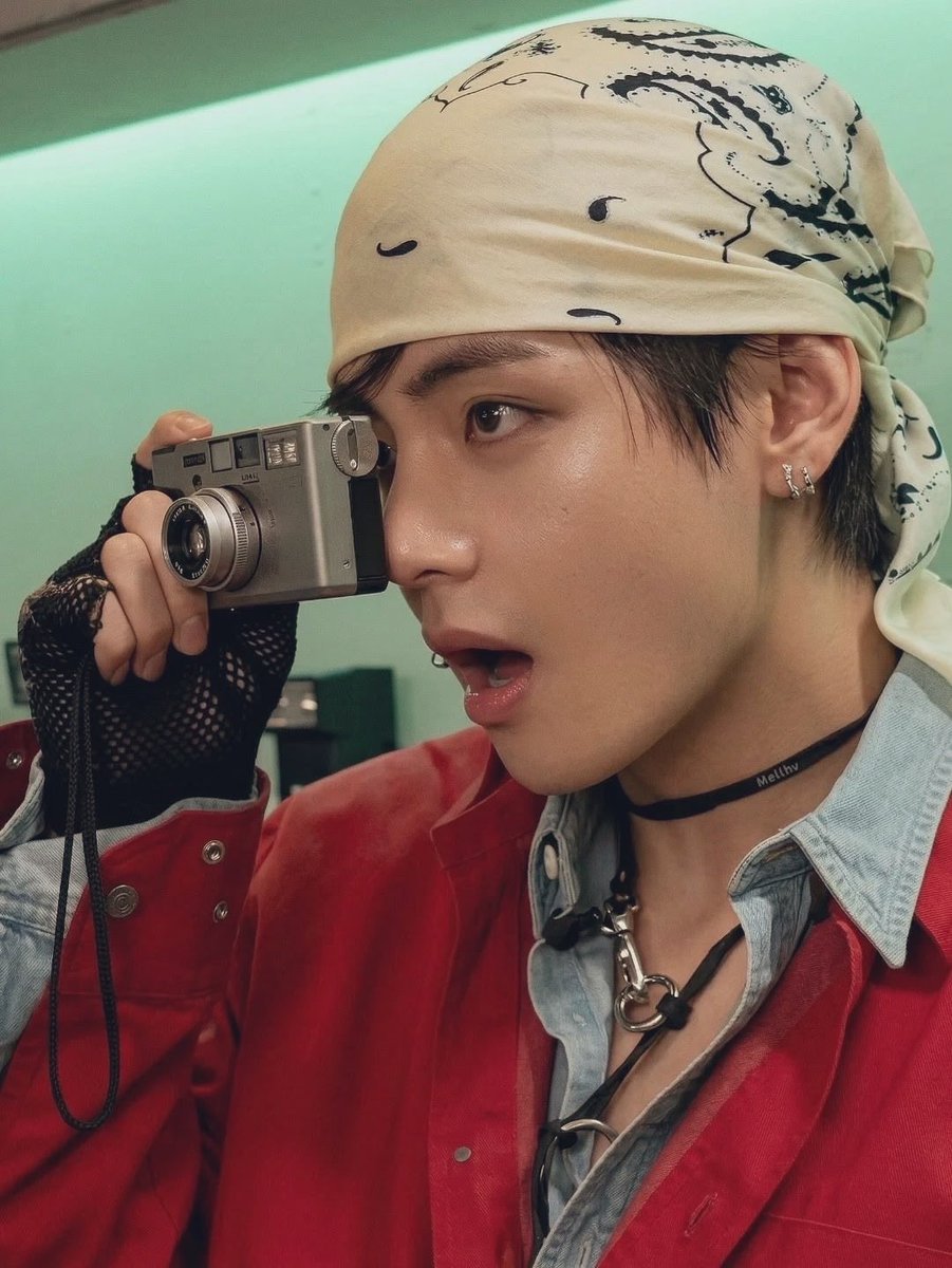 fakimoon's tweet photo. taehyung’s bandanas https://t.co/lkB9HXadqc