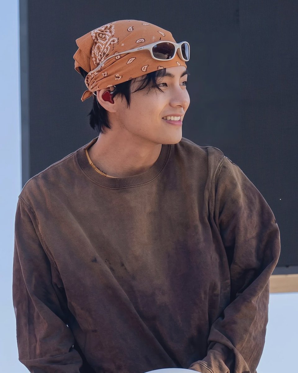 fakimoon's tweet photo. taehyung’s bandanas https://t.co/lkB9HXadqc