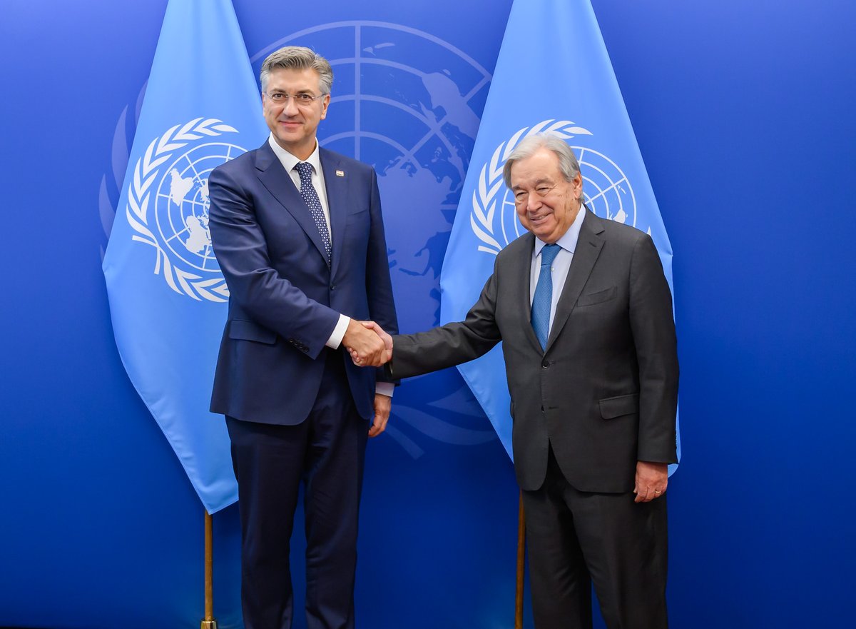 AndrejPlenkovic's tweet photo. Sastao sam se s glavnim tajnikom @UN @antonioguterres, kojem sam zahvalio na vodstvu i osobnom angažmanu u radu UN-a u iznimno izazovnom razdoblju za multilateralizam. Hrvatska podupire proces reforme UN80 s ciljem stvaranja učinkovitijeg, koherentnijeg i financijski održivog UN-a, uz očuvanje središnje uloge država članica. 🇭🇷🇺🇳

Razgovarali smo o važnosti stabilizacije prilika na Bliskom istoku, kao i postizanja pravednog i održivog mira u #Ukraine.

Hrvatska će i dalje čvrsto podupirati suverenitet i teritorijalnu cjelovitost Ukrajine te načela Povelje UN-a i međunarodnog prava. Hrvatsko iskustvo mirne reintegracije, razminiranja, rješavanja pitanja nestalih i poslijeratne obnove može biti vrijedan doprinos budućim naporima za obnovu i trajni mir u Ukrajini.