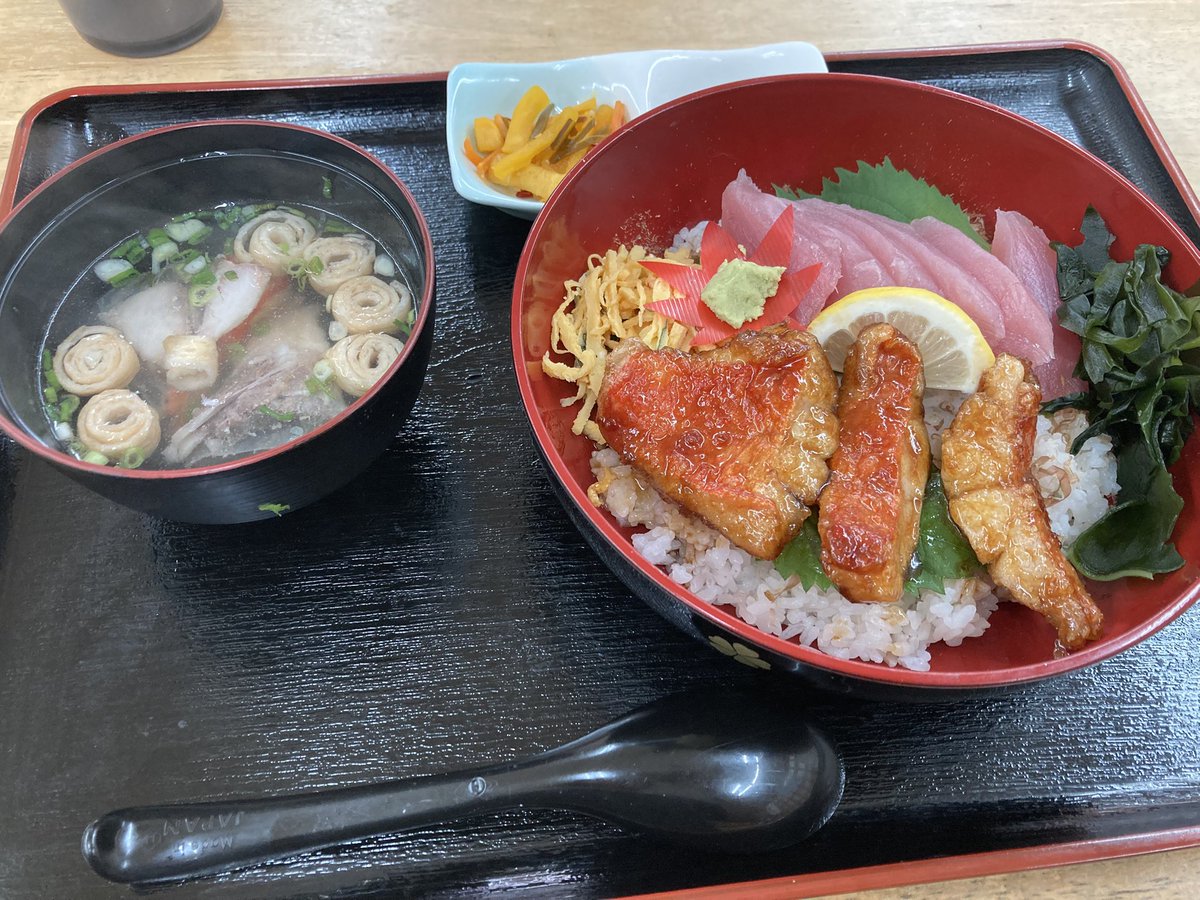 KM18740168's tweet photo. お昼は遍路の駅へ
美味しいから毎回ここにきてるけど、
来るたびにキンメ丼の値段が上がっている笑

お刺身はその時々で違ってこの日はキハダらしい🐻‍❄️
くさみなし！もちもち✨
そしてタレに包まれたキンメがほんとにおいしい！ご飯が進むし、ご飯もおかかの入ったご飯で美味いんだなぁ😋 https://t.co/tqb7uPXLeo