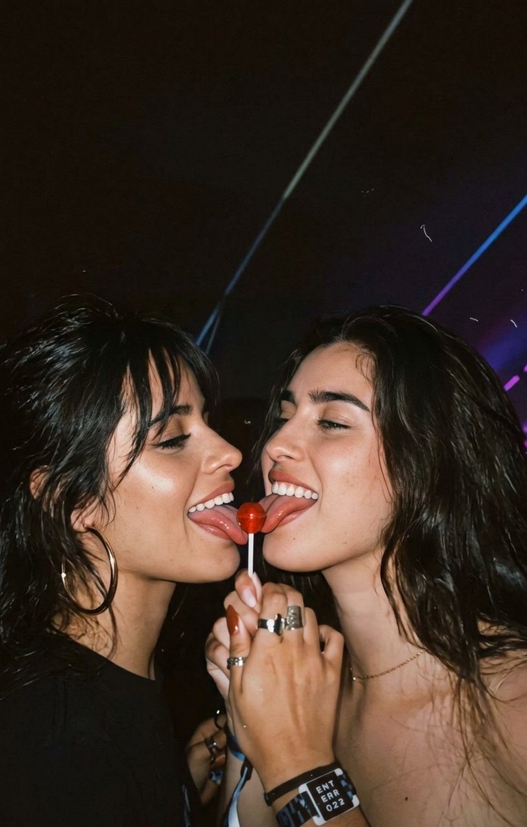 Camrenverso's tweet photo. Na minha cabeça essas pessoas da foto vivem em um universo alternativo paralelo totalmente fora da realidade e são um casal ♥ https://t.co/seV7zEDOy5