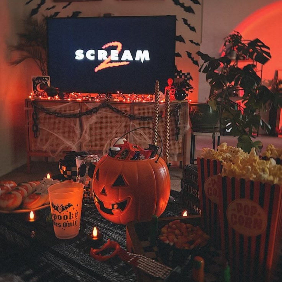 linotensia's tweet photo. #hyunlix au ESPECIAL HALLOWEEN 🎃 

Onde, no Halloween, felix desejava apenas assistir alguns filmes, mas, de repente, batidas soam na sua porta.

ou

Onde Hyunjin sai com seus amigos no halloween e encontra um talvez desconhecido. https://t.co/1ek0EvRuVh