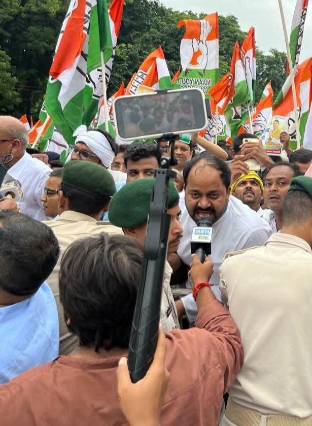 ManjeetSahuINC's tweet photo. पटना की सड़कों पर आज हम कांग्रेस जनों पर जिस तरह बल प्रयोग किया गया, वह सिर्फ कांग्रेस कार्यकर्ताओं पर हमला नहीं, बल्कि लोकतांत्रिक आवाज़ को दबाने का प्रयास है।

https://t.co/0yWhrPvdQd https://t.co/WGBwiHpjo0