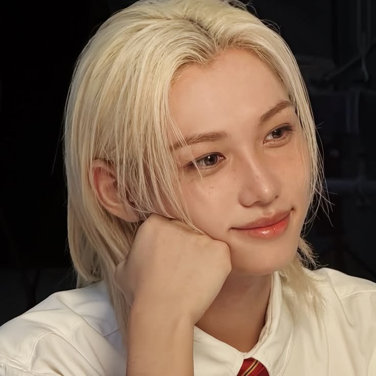 linotensia's tweet photo. #hyunlix au ESPECIAL HALLOWEEN 🎃 

Onde, no Halloween, felix desejava apenas assistir alguns filmes, mas, de repente, batidas soam na sua porta.

ou

Onde Hyunjin sai com seus amigos no halloween e encontra um talvez desconhecido. https://t.co/1ek0EvRuVh