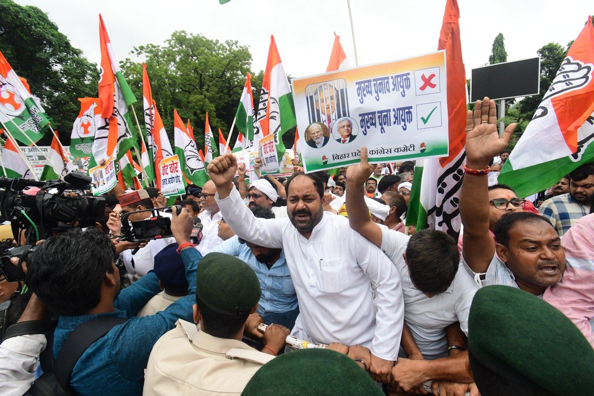 ManjeetSahuINC's tweet photo. पटना की सड़कों पर आज हम कांग्रेस जनों पर जिस तरह बल प्रयोग किया गया, वह सिर्फ कांग्रेस कार्यकर्ताओं पर हमला नहीं, बल्कि लोकतांत्रिक आवाज़ को दबाने का प्रयास है।

https://t.co/0yWhrPvdQd https://t.co/WGBwiHpjo0