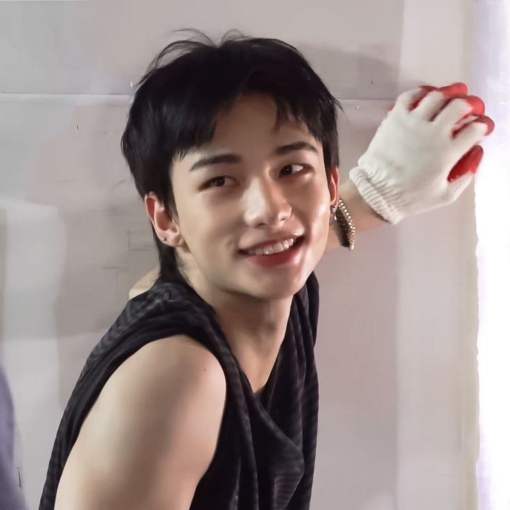 linotensia's tweet photo. #hyunlix au ESPECIAL HALLOWEEN 🎃 

Onde, no Halloween, felix desejava apenas assistir alguns filmes, mas, de repente, batidas soam na sua porta.

ou

Onde Hyunjin sai com seus amigos no halloween e encontra um talvez desconhecido. https://t.co/1ek0EvRuVh