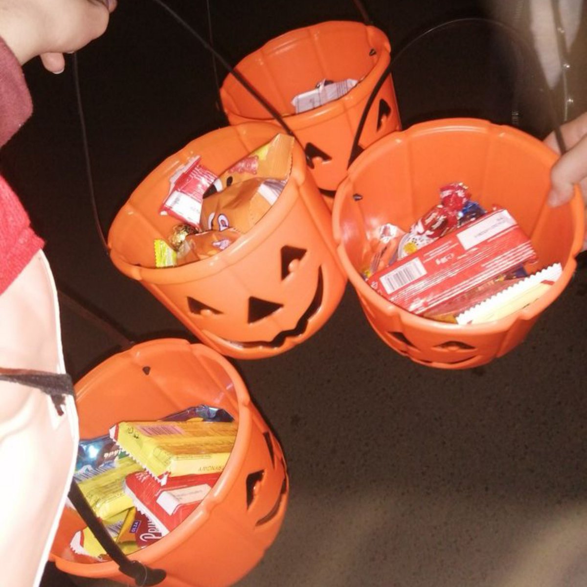 linotensia's tweet photo. #hyunlix au ESPECIAL HALLOWEEN 🎃 

Onde, no Halloween, felix desejava apenas assistir alguns filmes, mas, de repente, batidas soam na sua porta.

ou

Onde Hyunjin sai com seus amigos no halloween e encontra um talvez desconhecido. https://t.co/1ek0EvRuVh