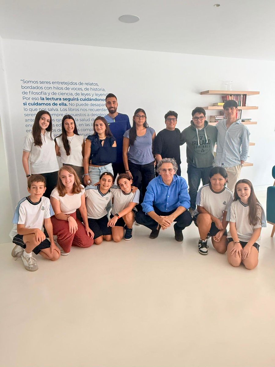 ColeMarillac's tweet photo. ¡Vuelve INFORMA! El equipo de Comunicación ya prepara el primer informativo escolar del curso, que estrenaremos el próximo martes 6 de octubre.
 Horario:
8:30 h para ESO y Bachillerato
9:00 h para EPO.
Cada martes con vosotros. #colegiosHHCC #EducaciónVicenciana https://t.co/fZHHMcNMpb