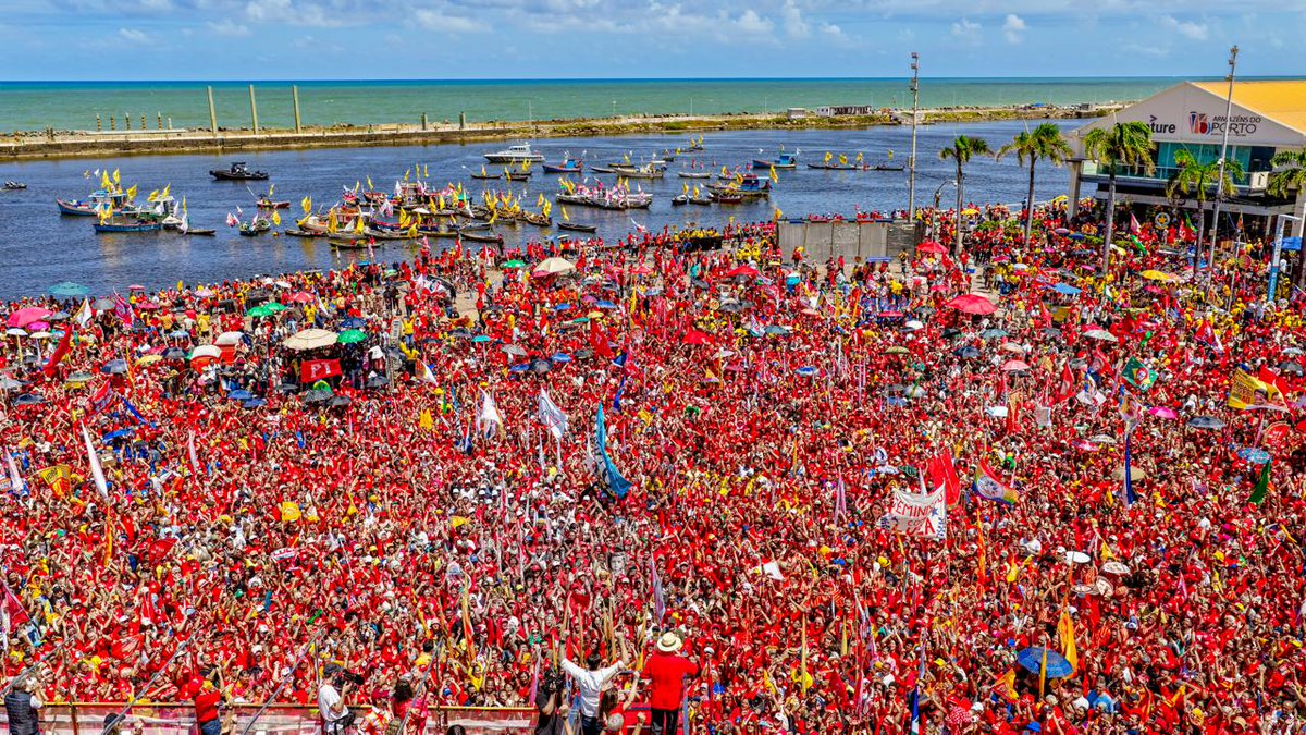 LulaOficial's tweet photo. Obrigado, Recife (PE), por tanto carinho e apoio. 

Vamos juntos, ao lado de João Campos, Humberto Costa e Marília Arraes, até a vitória!

📸 @ricardostuckert https://t.co/kdrqLY5cyy