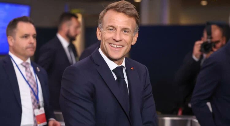 AlertesInfos's tweet photo. 🇫🇷 FLASH - Emmanuel Macron n’exclut pas de se représenter à l’élection présidentielle après 2027 : "Je n’exclus rien. Il est assez inhabituel de revenir, mais nous verrons". (Variety) https://t.co/kPbsHBD5eq