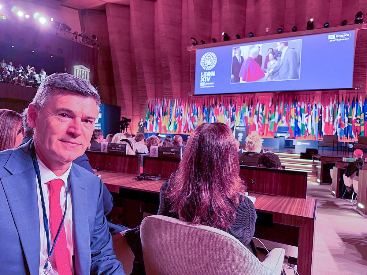 PasseriniOk's tweet photo. Hoy acompañé la visita del papa León XIV a la sede de la UNESCO en París, donde llamó a “construir juntos un mundo justo, un espacio acogedor para todos y fecundo para cada uno, donde cada pueblo pueda crecer en paz”. 🕊️ https://t.co/M28T963oRL