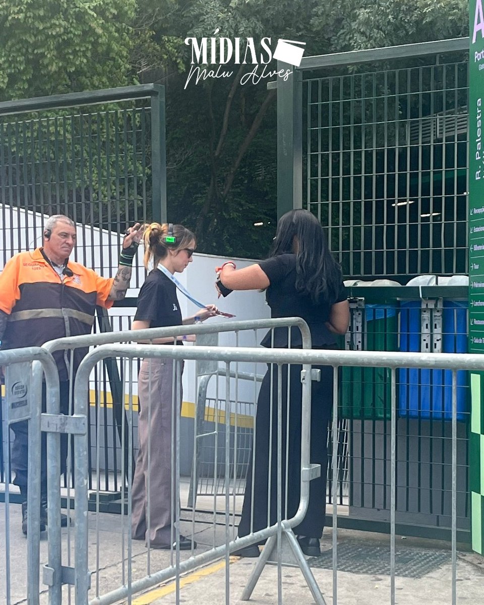 midiasmalu's tweet photo. acho que encontramos alguém na fila do show! 💚 https://t.co/0pyShNZ0YH