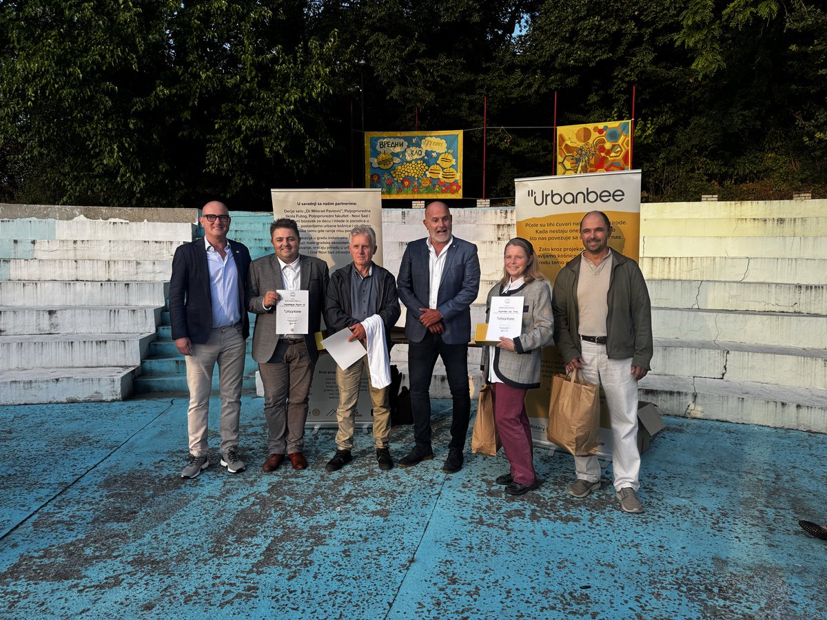 Beukovicd's tweet photo. Danas sam imao priliku da, ispred Poljoprivrednog fakulteta u Novom Sadu, prisustvujem događaju u Dečijem selu u Sremskoj Kamenici, gde je implementiran projekat „Urban Bee“, uz podršku Rotary Club Novi Sad Alma Mons. 🐝🌿

#UrbanBee #AlmaMons #PoljoprivredniFakultet #NoviSad https://t.co/9uiC4Oi2ap