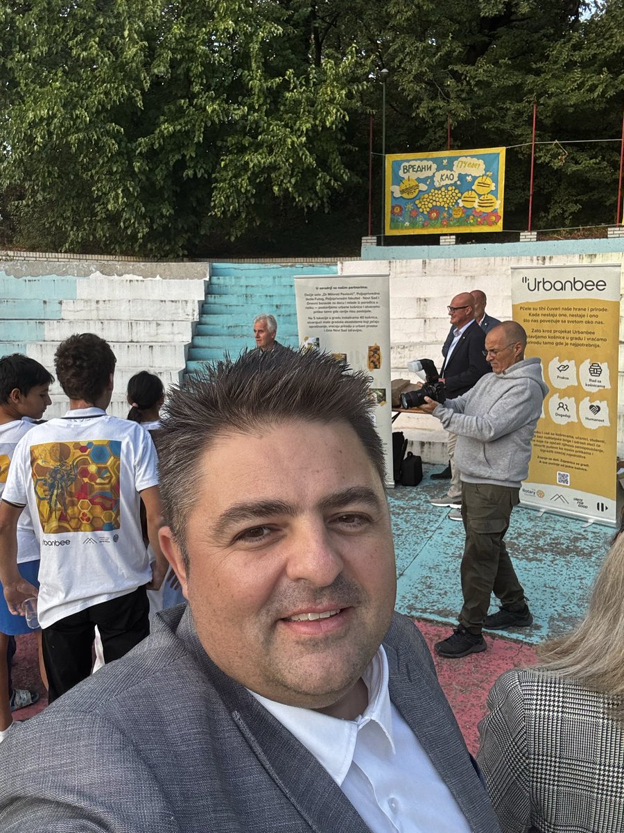 Beukovicd's tweet photo. Danas sam imao priliku da, ispred Poljoprivrednog fakulteta u Novom Sadu, prisustvujem događaju u Dečijem selu u Sremskoj Kamenici, gde je implementiran projekat „Urban Bee“, uz podršku Rotary Club Novi Sad Alma Mons. 🐝🌿

#UrbanBee #AlmaMons #PoljoprivredniFakultet #NoviSad https://t.co/9uiC4Oi2ap
