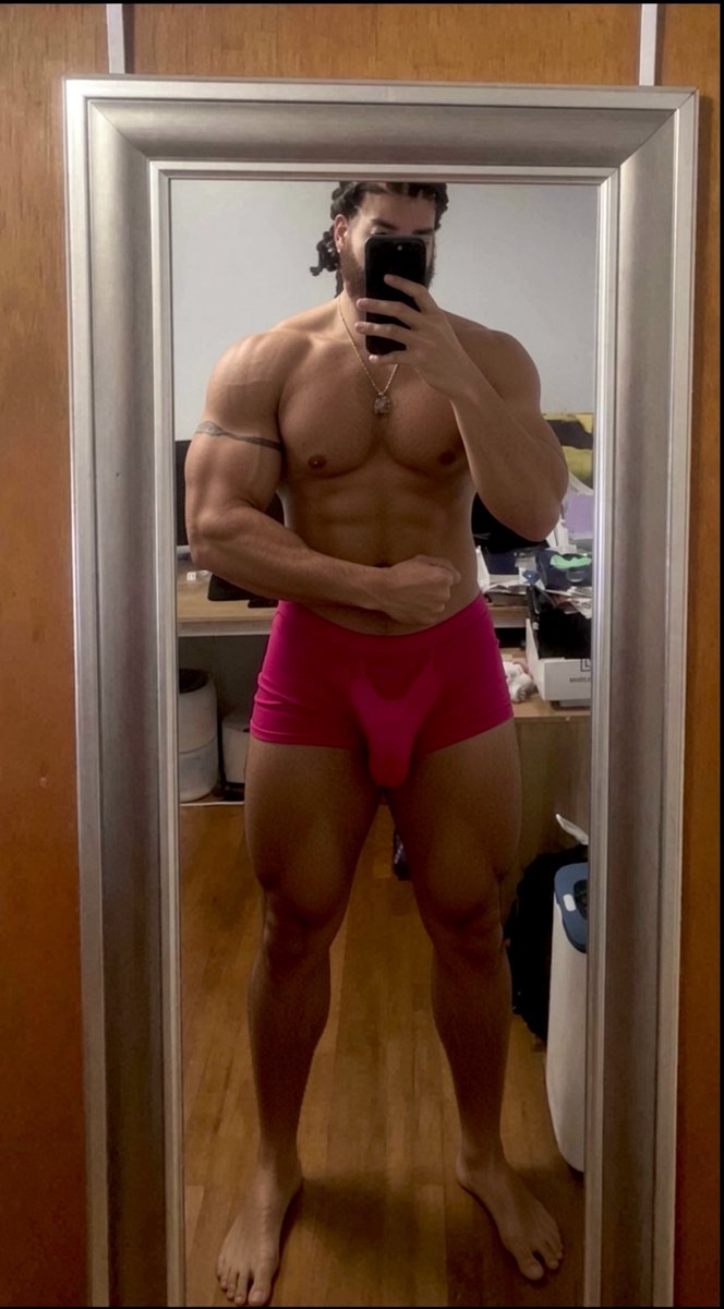 BBFit68's tweet photo. Bring summer back https://t.co/RYRIA0L5Ll