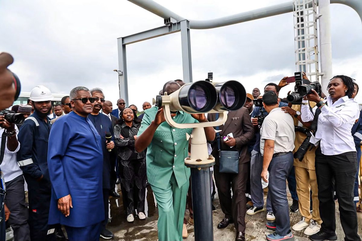 RamogiFM's tweet photo. President Ruto olimo kambi luoko mauta mar Dangote Petroleum Refinery and Petrochemicals Complex Kama orwake kod wuon kambino Aliko Dangote. https://t.co/KKJ1ZsUKOq