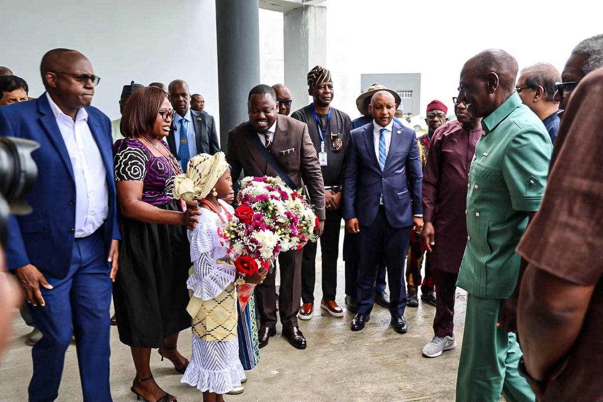 RamogiFM's tweet photo. President Ruto olimo kambi luoko mauta mar Dangote Petroleum Refinery and Petrochemicals Complex Kama orwake kod wuon kambino Aliko Dangote. https://t.co/KKJ1ZsUKOq