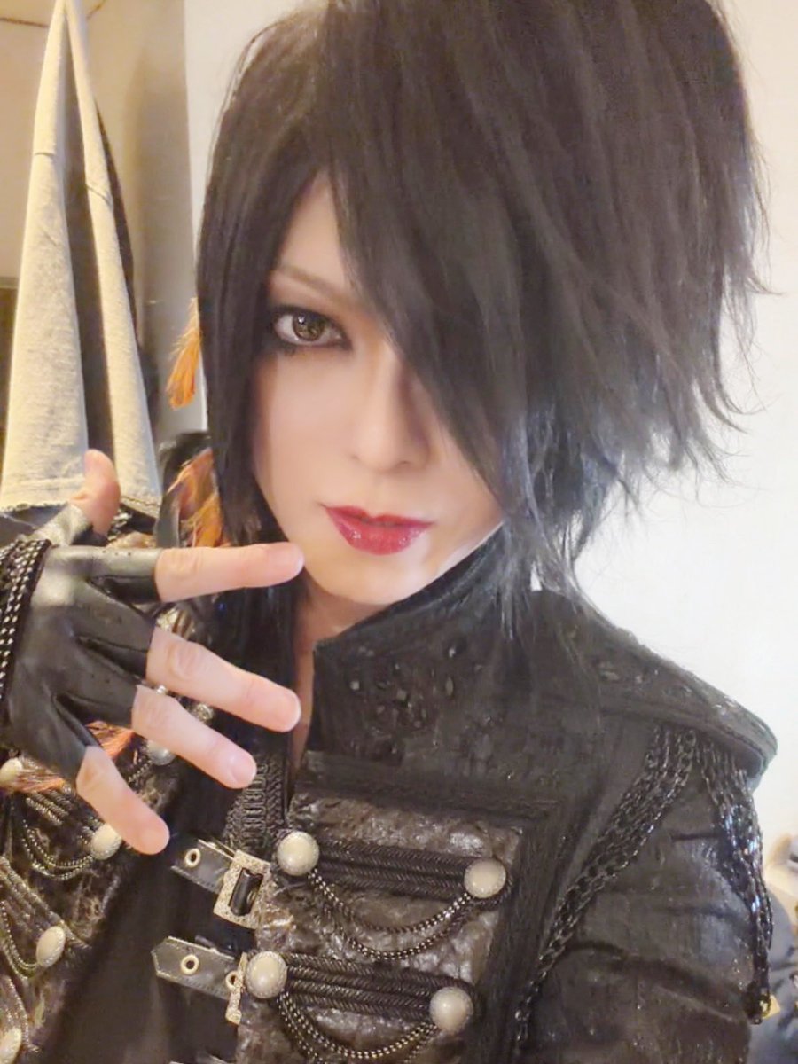 D_HIDE_ZOU_Gt's tweet photo. 「BURNING SOUL vol.19」
Zirco Tokyo！！

おつかれさまでした❤️‍🔥

バニソファイナル！

ハートが心からあたたまる……
いや、熱くなれる一日でありました！

本当にありがとう✨

そして改めて、るいちゃん。

素敵なツアーを本当にありがとう😘

めちゃめちゃ楽しかった

……という言葉だけでは、
とても表せないくらいに

うん

今日はね

あ、日付的には昨日だけれど

これまで大抵のステージでは、
イヤモニを使用することがほとんどでした

でも今回は、ある思いがあって
あえて使用せずにステージに立ちました

その理由のひとつは…

みなさんの声を
もっとダイレクトに感じたかったから

もちろんイヤモニをしていても、
みんなの声はちゃんと聴こえています

どちらが良いとか、
そういうことでもないのだけれど

ただ

ステージとフロアで
より直接、音や声をぶつけ合って

「共鳴し合う」

そんな感覚が、
また少し違う気がして

今日は、とにかく……

そうしたかったんです。

まだまだ言いたいこともあるし、

伝えたい想いも
たくさん込み上げてきていますが

今夜は、この余韻のまま

ひとまず……

Good Night 💤

また……

次なるステージで
お会いしましょう🌈