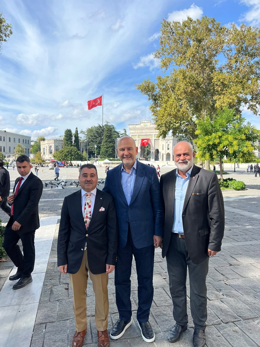 suleymansoylu's tweet photo. Bir tarihi değerlendirmede II. Bayezid için şöyle denir: “Düşünün ki bir kişinin babası Fatih Sultan Mehmed, oğlu Yavuz Sultan Selim, torunu Kanuni Sultan Süleyman…”

Bugün Osmanlı’nın sekizinci padişahı  Bayezid-i Veli’nin kabrini ziyaret ettik, cuma namazını da onun yaptırdığı Bayezid Camii’nde kıldık.

Sevgili gençler;
Fatih’ten Yavuz’a, Yavuz’dan Kanuni’ye uzanan bu büyük tarihi çizgiyi anlamak için II. Bayezid dönemine de yakından bakmak gerekir.
