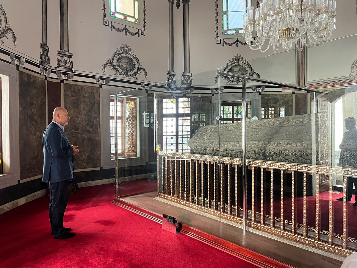 suleymansoylu's tweet photo. Bir tarihi değerlendirmede II. Bayezid için şöyle denir: “Düşünün ki bir kişinin babası Fatih Sultan Mehmed, oğlu Yavuz Sultan Selim, torunu Kanuni Sultan Süleyman…”

Bugün Osmanlı’nın sekizinci padişahı  Bayezid-i Veli’nin kabrini ziyaret ettik, cuma namazını da onun yaptırdığı Bayezid Camii’nde kıldık.

Sevgili gençler;
Fatih’ten Yavuz’a, Yavuz’dan Kanuni’ye uzanan bu büyük tarihi çizgiyi anlamak için II. Bayezid dönemine de yakından bakmak gerekir.