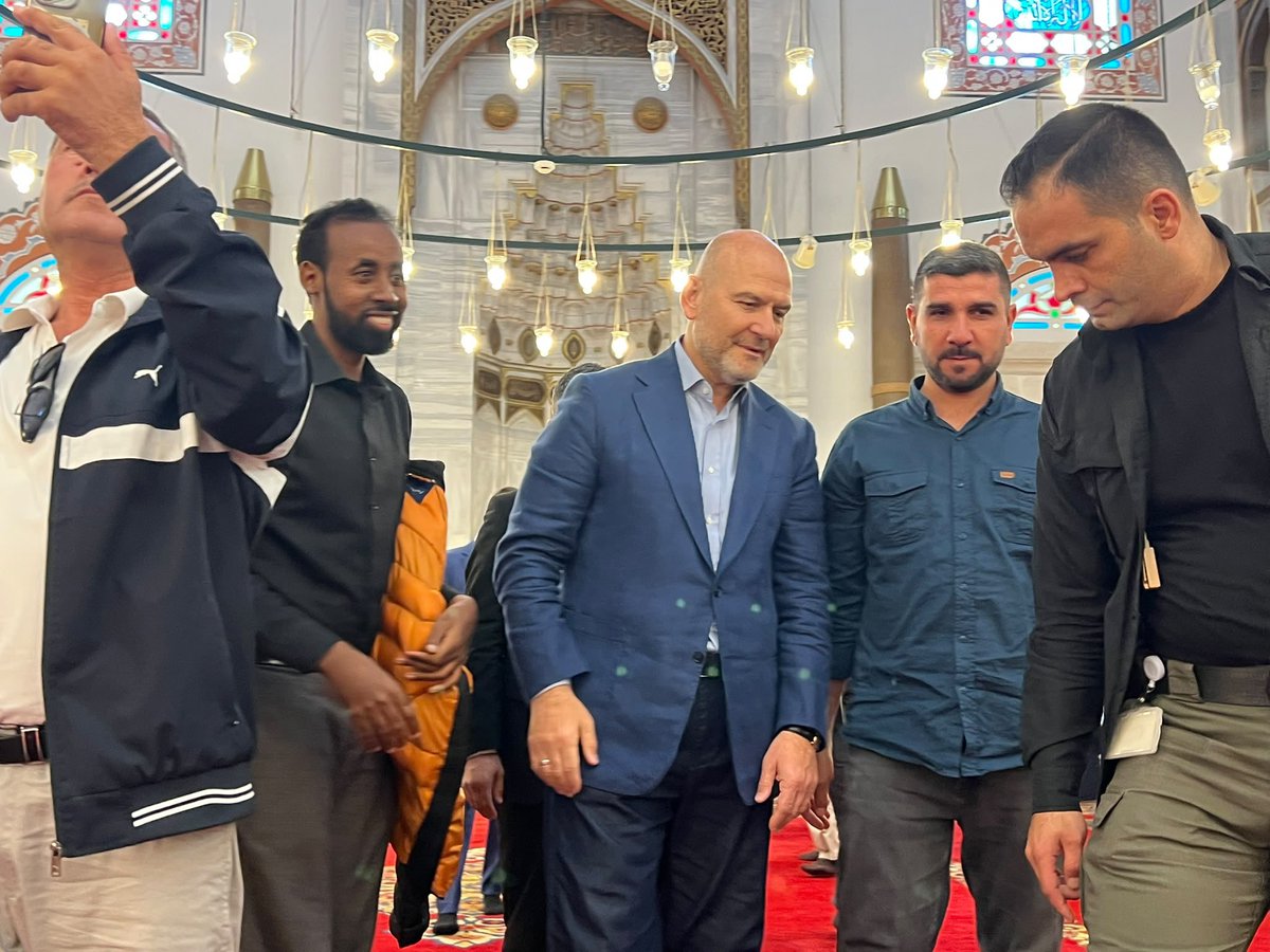 suleymansoylu's tweet photo. Bir tarihi değerlendirmede II. Bayezid için şöyle denir: “Düşünün ki bir kişinin babası Fatih Sultan Mehmed, oğlu Yavuz Sultan Selim, torunu Kanuni Sultan Süleyman…”

Bugün Osmanlı’nın sekizinci padişahı  Bayezid-i Veli’nin kabrini ziyaret ettik, cuma namazını da onun yaptırdığı Bayezid Camii’nde kıldık.

Sevgili gençler;
Fatih’ten Yavuz’a, Yavuz’dan Kanuni’ye uzanan bu büyük tarihi çizgiyi anlamak için II. Bayezid dönemine de yakından bakmak gerekir.