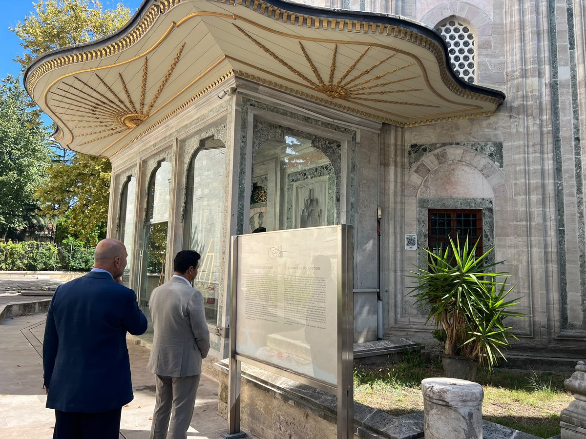 suleymansoylu's tweet photo. Bir tarihi değerlendirmede II. Bayezid için şöyle denir: “Düşünün ki bir kişinin babası Fatih Sultan Mehmed, oğlu Yavuz Sultan Selim, torunu Kanuni Sultan Süleyman…”

Bugün Osmanlı’nın sekizinci padişahı  Bayezid-i Veli’nin kabrini ziyaret ettik, cuma namazını da onun yaptırdığı Bayezid Camii’nde kıldık.

Sevgili gençler;
Fatih’ten Yavuz’a, Yavuz’dan Kanuni’ye uzanan bu büyük tarihi çizgiyi anlamak için II. Bayezid dönemine de yakından bakmak gerekir.