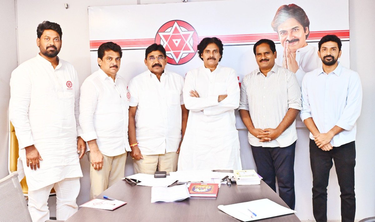 JanaSenaParty's tweet photo. స్థానిక సంస్థల ఎన్నికల కోఆర్డినేషన్ కేంద్ర కమిటీతో జనసేన పార్టీ అధ్యక్షులు శ్రీ @PawanKalyan గారు భేటీ

ఆంధ్రప్రదేశ్ రాష్ట్రంలో త్వరలో జరగనున్న స్థానిక సంస్థల ఎన్నికల సన్నాహక ప్రక్రియలో భాగంగా జనసేన పార్టీ అధ్యక్షులు శ్రీ పవన్ కళ్యాణ్ గారు స్థానిక సంస్థల ఎన్నికల కోఆర్డినేషన్ కేంద్ర కమిటీ సభ్యులతో శుక్రవారం సాయంత్రం సమావేశమయ్యారు. జనసేన పార్టీ శ్రేణుల నుంచి స్థానిక సంస్థల ఎన్నికలకు సంబంధించి స్థానిక ఎన్నికల కోఆర్డినేషన్ కమిటీ సేకరించిన సమాచారాన్ని క్రోడీకరించి, దానిని ఎప్పటికప్పుడు పార్టీ అధ్యక్షులకు నివేదించేందుకు ఏర్పాటు చేసిన ఐదుగురు సభ్యుల ప్రత్యేక సమన్వయ కమిటీతో ఈ సమావేశం జరిగింది.

ఈ సందర్భంగా కమిటీ విధివిధానాలు, బాధ్యతలు, పనితీరు, అలాగే పార్టీ కేంద్ర కార్యాలయం నుంచి అందించే సహకారంపై శ్రీ పవన్ కళ్యాణ్ గారు కమిటీ సభ్యులకు వివరించారు. స్థానిక సంస్థల ఎన్నికలకు సంబంధించి క్షేత్రస్థాయి నుంచి కమిటీల ద్వారా సేకరించిన సమగ్ర సమాచారాన్ని నివేదికల రూపంలో సిద్ధం చేసి, సమన్వయంతో ముందుకు సాగాలని, ఎప్పటికప్పుడు సమాచారం తన దృష్టికి తీసుకురావాలని  సూచించారు. కమిటీ తదుపరి కార్యాచరణపై సోమవారం మరోసారి సమావేశమై, పూర్తిస్థాయిలో కార్యాచరణకు సన్నద్ధం కావాలని శ్రీ పవన్ కళ్యాణ్ గారు సభ్యులకు దిశానిర్దేశం చేశారు.

ఈ సమావేశంలో స్థానిక సంస్థల ఎన్నికల కోఆర్డినేషన్ కేంద్ర కమిటీ సభ్యులు, APMSIDC చైర్మన్ శ్రీ చిల్లపల్లి శ్రీనివాసరావు, మాజీ శాసనసభ్యులు శ్రీ పెండెం దొరబాబు, విశాఖపట్నం దక్షిణ నియోజకవర్గ శాసనసభ్యులు శ్రీ వంశీకృష్ణ యాదవ్, భీమవరం నియోజకవర్గానికి చెందిన శ్రీ పులపర్తి ప్రశాంత్, రైల్వేకోడూరు నియోజకవర్గానికి చెందిన శ్రీ యనమల భాస్కర్ తదితరులు పాల్గొన్నారు.

#APLocalBodyElections