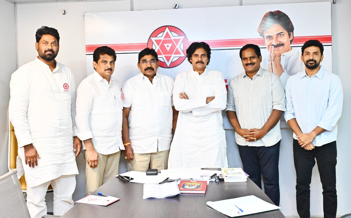 JanaSenaParty's tweet photo. స్థానిక సంస్థల ఎన్నికల కోఆర్డినేషన్ కేంద్ర కమిటీతో జనసేన పార్టీ అధ్యక్షులు శ్రీ @PawanKalyan గారు భేటీ

ఆంధ్రప్రదేశ్ రాష్ట్రంలో త్వరలో జరగనున్న స్థానిక సంస్థల ఎన్నికల సన్నాహక ప్రక్రియలో భాగంగా జనసేన పార్టీ అధ్యక్షులు శ్రీ పవన్ కళ్యాణ్ గారు స్థానిక సంస్థల ఎన్నికల కోఆర్డినేషన్ కేంద్ర కమిటీ సభ్యులతో శుక్రవారం సాయంత్రం సమావేశమయ్యారు. జనసేన పార్టీ శ్రేణుల నుంచి స్థానిక సంస్థల ఎన్నికలకు సంబంధించి స్థానిక ఎన్నికల కోఆర్డినేషన్ కమిటీ సేకరించిన సమాచారాన్ని క్రోడీకరించి, దానిని ఎప్పటికప్పుడు పార్టీ అధ్యక్షులకు నివేదించేందుకు ఏర్పాటు చేసిన ఐదుగురు సభ్యుల ప్రత్యేక సమన్వయ కమిటీతో ఈ సమావేశం జరిగింది.

ఈ సందర్భంగా కమిటీ విధివిధానాలు, బాధ్యతలు, పనితీరు, అలాగే పార్టీ కేంద్ర కార్యాలయం నుంచి అందించే సహకారంపై శ్రీ పవన్ కళ్యాణ్ గారు కమిటీ సభ్యులకు వివరించారు. స్థానిక సంస్థల ఎన్నికలకు సంబంధించి క్షేత్రస్థాయి నుంచి కమిటీల ద్వారా సేకరించిన సమగ్ర సమాచారాన్ని నివేదికల రూపంలో సిద్ధం చేసి, సమన్వయంతో ముందుకు సాగాలని, ఎప్పటికప్పుడు సమాచారం తన దృష్టికి తీసుకురావాలని  సూచించారు. కమిటీ తదుపరి కార్యాచరణపై సోమవారం మరోసారి సమావేశమై, పూర్తిస్థాయిలో కార్యాచరణకు సన్నద్ధం కావాలని శ్రీ పవన్ కళ్యాణ్ గారు సభ్యులకు దిశానిర్దేశం చేశారు.

ఈ సమావేశంలో స్థానిక సంస్థల ఎన్నికల కోఆర్డినేషన్ కేంద్ర కమిటీ సభ్యులు, APMSIDC చైర్మన్ శ్రీ చిల్లపల్లి శ్రీనివాసరావు, మాజీ శాసనసభ్యులు శ్రీ పెండెం దొరబాబు, విశాఖపట్నం దక్షిణ నియోజకవర్గ శాసనసభ్యులు శ్రీ వంశీకృష్ణ యాదవ్, భీమవరం నియోజకవర్గానికి చెందిన శ్రీ పులపర్తి ప్రశాంత్, రైల్వేకోడూరు నియోజకవర్గానికి చెందిన శ్రీ యనమల భాస్కర్ తదితరులు పాల్గొన్నారు.

#APLocalBodyElections