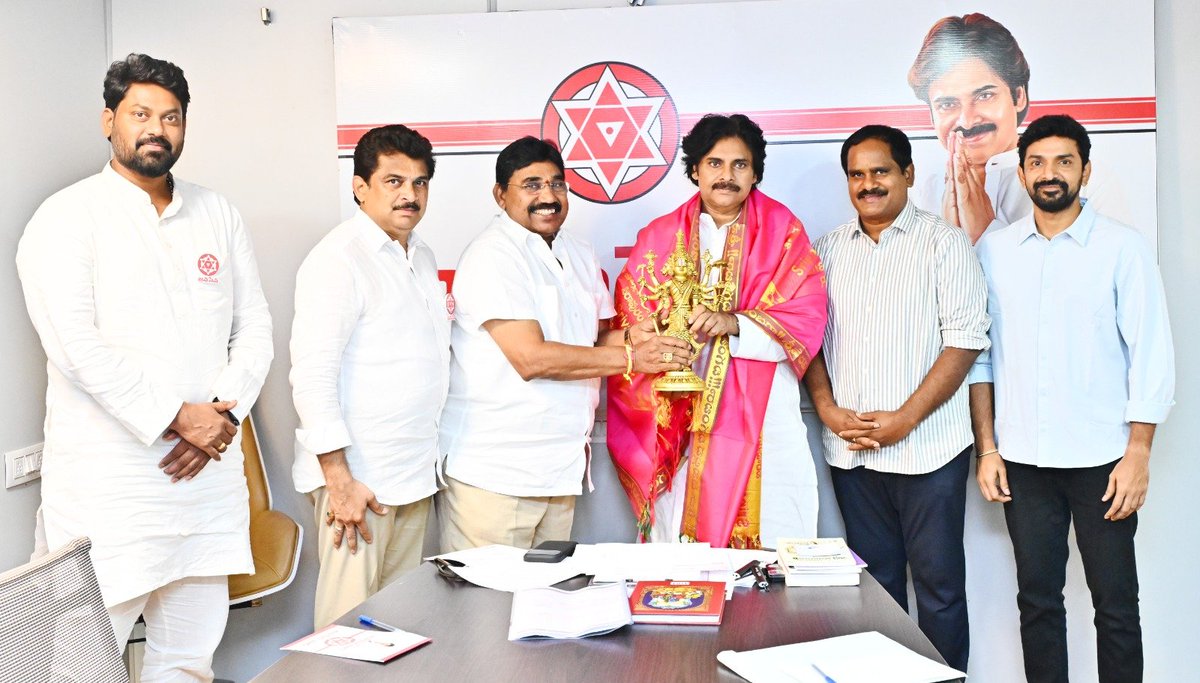 JanaSenaParty's tweet photo. స్థానిక సంస్థల ఎన్నికల కోఆర్డినేషన్ కేంద్ర కమిటీతో జనసేన పార్టీ అధ్యక్షులు శ్రీ @PawanKalyan గారు భేటీ

ఆంధ్రప్రదేశ్ రాష్ట్రంలో త్వరలో జరగనున్న స్థానిక సంస్థల ఎన్నికల సన్నాహక ప్రక్రియలో భాగంగా జనసేన పార్టీ అధ్యక్షులు శ్రీ పవన్ కళ్యాణ్ గారు స్థానిక సంస్థల ఎన్నికల కోఆర్డినేషన్ కేంద్ర కమిటీ సభ్యులతో శుక్రవారం సాయంత్రం సమావేశమయ్యారు. జనసేన పార్టీ శ్రేణుల నుంచి స్థానిక సంస్థల ఎన్నికలకు సంబంధించి స్థానిక ఎన్నికల కోఆర్డినేషన్ కమిటీ సేకరించిన సమాచారాన్ని క్రోడీకరించి, దానిని ఎప్పటికప్పుడు పార్టీ అధ్యక్షులకు నివేదించేందుకు ఏర్పాటు చేసిన ఐదుగురు సభ్యుల ప్రత్యేక సమన్వయ కమిటీతో ఈ సమావేశం జరిగింది.

ఈ సందర్భంగా కమిటీ విధివిధానాలు, బాధ్యతలు, పనితీరు, అలాగే పార్టీ కేంద్ర కార్యాలయం నుంచి అందించే సహకారంపై శ్రీ పవన్ కళ్యాణ్ గారు కమిటీ సభ్యులకు వివరించారు. స్థానిక సంస్థల ఎన్నికలకు సంబంధించి క్షేత్రస్థాయి నుంచి కమిటీల ద్వారా సేకరించిన సమగ్ర సమాచారాన్ని నివేదికల రూపంలో సిద్ధం చేసి, సమన్వయంతో ముందుకు సాగాలని, ఎప్పటికప్పుడు సమాచారం తన దృష్టికి తీసుకురావాలని  సూచించారు. కమిటీ తదుపరి కార్యాచరణపై సోమవారం మరోసారి సమావేశమై, పూర్తిస్థాయిలో కార్యాచరణకు సన్నద్ధం కావాలని శ్రీ పవన్ కళ్యాణ్ గారు సభ్యులకు దిశానిర్దేశం చేశారు.

ఈ సమావేశంలో స్థానిక సంస్థల ఎన్నికల కోఆర్డినేషన్ కేంద్ర కమిటీ సభ్యులు, APMSIDC చైర్మన్ శ్రీ చిల్లపల్లి శ్రీనివాసరావు, మాజీ శాసనసభ్యులు శ్రీ పెండెం దొరబాబు, విశాఖపట్నం దక్షిణ నియోజకవర్గ శాసనసభ్యులు శ్రీ వంశీకృష్ణ యాదవ్, భీమవరం నియోజకవర్గానికి చెందిన శ్రీ పులపర్తి ప్రశాంత్, రైల్వేకోడూరు నియోజకవర్గానికి చెందిన శ్రీ యనమల భాస్కర్ తదితరులు పాల్గొన్నారు.

#APLocalBodyElections
