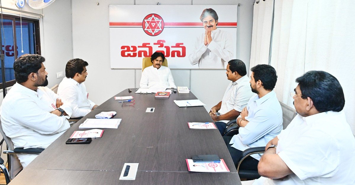 JanaSenaParty's tweet photo. స్థానిక సంస్థల ఎన్నికల కోఆర్డినేషన్ కేంద్ర కమిటీతో జనసేన పార్టీ అధ్యక్షులు శ్రీ @PawanKalyan గారు భేటీ

ఆంధ్రప్రదేశ్ రాష్ట్రంలో త్వరలో జరగనున్న స్థానిక సంస్థల ఎన్నికల సన్నాహక ప్రక్రియలో భాగంగా జనసేన పార్టీ అధ్యక్షులు శ్రీ పవన్ కళ్యాణ్ గారు స్థానిక సంస్థల ఎన్నికల కోఆర్డినేషన్ కేంద్ర కమిటీ సభ్యులతో శుక్రవారం సాయంత్రం సమావేశమయ్యారు. జనసేన పార్టీ శ్రేణుల నుంచి స్థానిక సంస్థల ఎన్నికలకు సంబంధించి స్థానిక ఎన్నికల కోఆర్డినేషన్ కమిటీ సేకరించిన సమాచారాన్ని క్రోడీకరించి, దానిని ఎప్పటికప్పుడు పార్టీ అధ్యక్షులకు నివేదించేందుకు ఏర్పాటు చేసిన ఐదుగురు సభ్యుల ప్రత్యేక సమన్వయ కమిటీతో ఈ సమావేశం జరిగింది.

ఈ సందర్భంగా కమిటీ విధివిధానాలు, బాధ్యతలు, పనితీరు, అలాగే పార్టీ కేంద్ర కార్యాలయం నుంచి అందించే సహకారంపై శ్రీ పవన్ కళ్యాణ్ గారు కమిటీ సభ్యులకు వివరించారు. స్థానిక సంస్థల ఎన్నికలకు సంబంధించి క్షేత్రస్థాయి నుంచి కమిటీల ద్వారా సేకరించిన సమగ్ర సమాచారాన్ని నివేదికల రూపంలో సిద్ధం చేసి, సమన్వయంతో ముందుకు సాగాలని, ఎప్పటికప్పుడు సమాచారం తన దృష్టికి తీసుకురావాలని  సూచించారు. కమిటీ తదుపరి కార్యాచరణపై సోమవారం మరోసారి సమావేశమై, పూర్తిస్థాయిలో కార్యాచరణకు సన్నద్ధం కావాలని శ్రీ పవన్ కళ్యాణ్ గారు సభ్యులకు దిశానిర్దేశం చేశారు.

ఈ సమావేశంలో స్థానిక సంస్థల ఎన్నికల కోఆర్డినేషన్ కేంద్ర కమిటీ సభ్యులు, APMSIDC చైర్మన్ శ్రీ చిల్లపల్లి శ్రీనివాసరావు, మాజీ శాసనసభ్యులు శ్రీ పెండెం దొరబాబు, విశాఖపట్నం దక్షిణ నియోజకవర్గ శాసనసభ్యులు శ్రీ వంశీకృష్ణ యాదవ్, భీమవరం నియోజకవర్గానికి చెందిన శ్రీ పులపర్తి ప్రశాంత్, రైల్వేకోడూరు నియోజకవర్గానికి చెందిన శ్రీ యనమల భాస్కర్ తదితరులు పాల్గొన్నారు.

#APLocalBodyElections